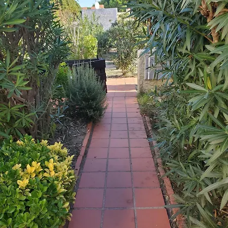 Cozy & Quiet, Entire Home, 2 Bedrooms, Garden Casa de Férias